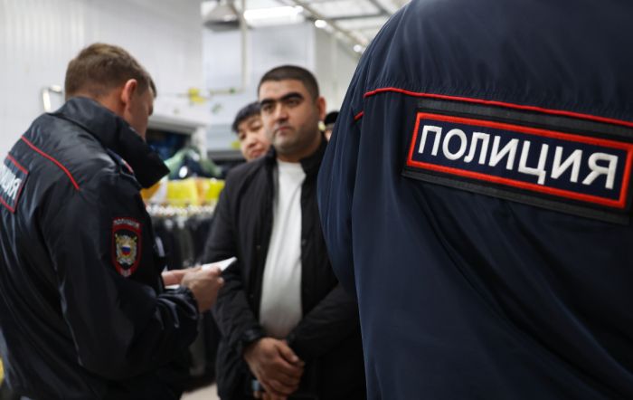 Полиция в России получит право свободно заходить в дома мигрантов