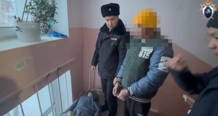 В Урае местный житель убил собутыльника и вынес его тело в подъезд