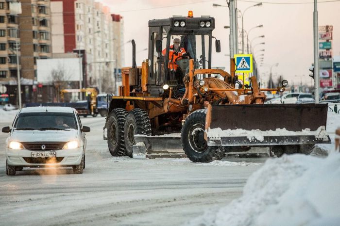 Сургутские коммунальщики продолжают убирать снег после последствий метели