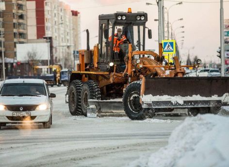 Сургутские коммунальщики продолжают убирать снег после последствий метели