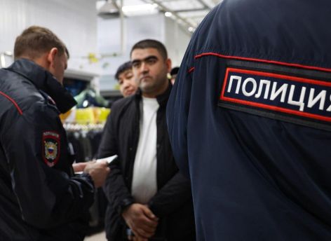 Силовики провели рейд в мечети Сургута, среди задержанных – 85 мигрантов