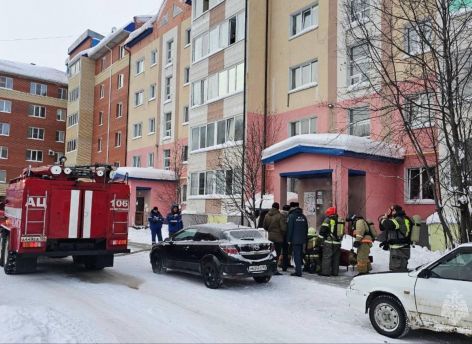 ​В ХМАО при пожаре в квартире спасли женщину