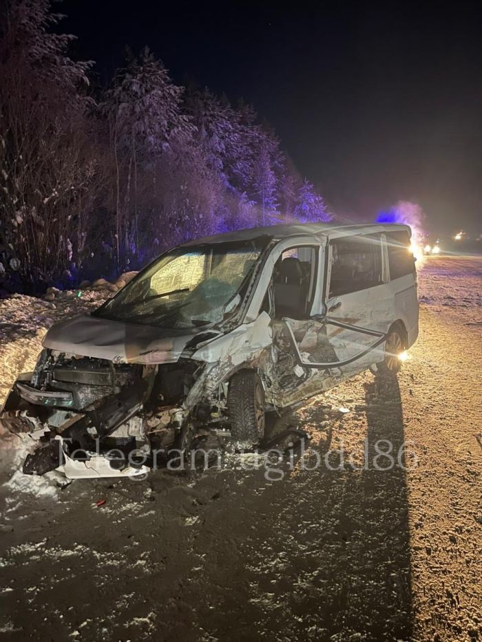​Есть пострадавшие: на трассе ХМАО водителя иномарки занесло на встречку