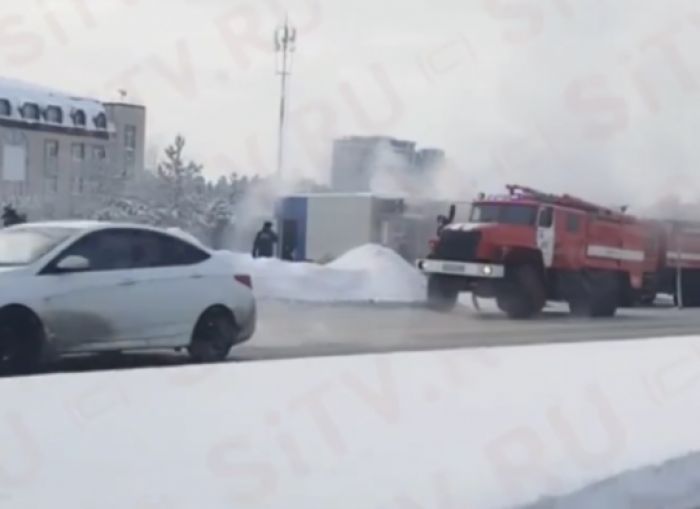 ​В Сургуте загорелась остановка