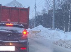 ​Сургутянин пожаловался на кучу снега на дороге