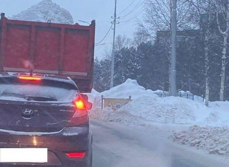 ​Сургутянин пожаловался на кучу снега на дороге