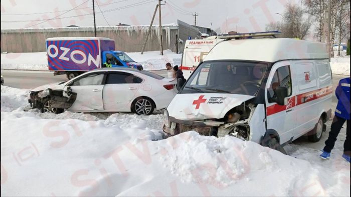​В Сургуте произошло ДТП с участием скорой помощи, перевозившей беременную женщину