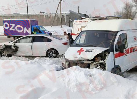 ​В Сургуте произошло ДТП с участием скорой помощи, перевозившей беременную женщину