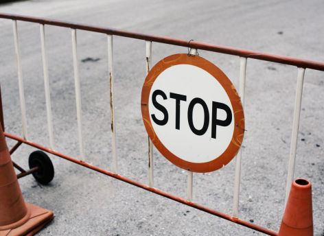 В Сургуте перекрыли движение на улице Нефтяников из-за утечки теплоносителя