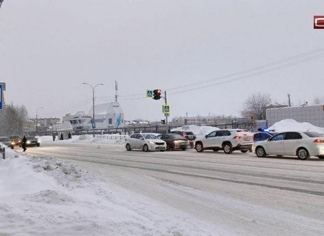 ​В Сургуте сбили пешехода, который переходил дорогу на зеленый свет