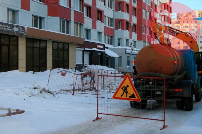 ​Отремонтировали летом − разломали зимой: в Сургуте новый асфальт вскрыли ради ремонта теплосетей