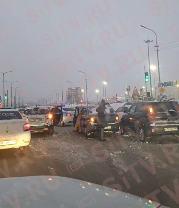 ​В Сургуте из-за нового светофора произошло массовое ДТП