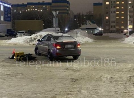 ​В Сургуте сбили молодого доставщика еды на мопеде