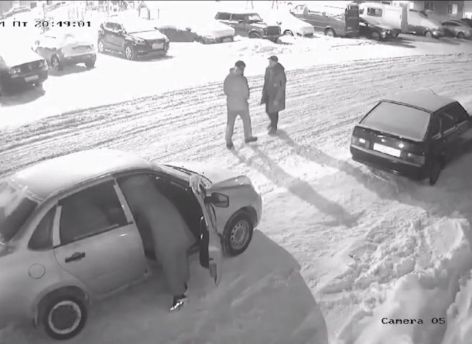 ​В Пыть-Яхе двое мужчин угнали авто, избили владельца и угрожали убийством