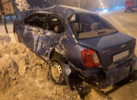 В ХМАО самосвал въехал в легковой автомобиль