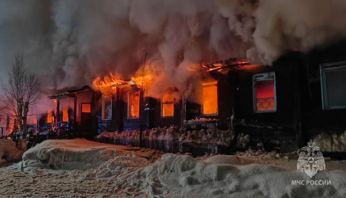 ​В ХМАО загорелся одноэтажный многоквартирный дом