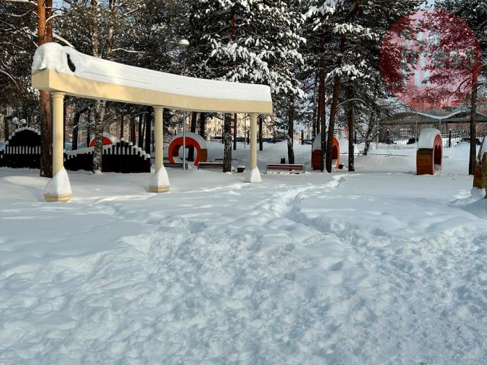 Подрядчика в Сургуте заставили убрать снег в сквере у Дворца Торжеств