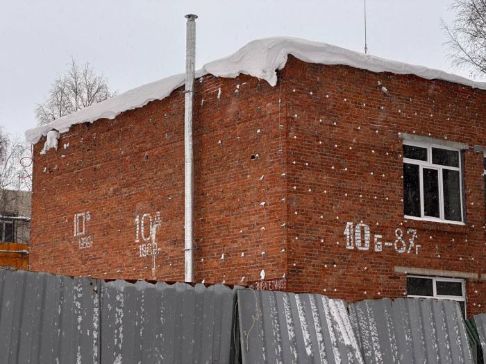 ​Белые буквы на кирпичной стене