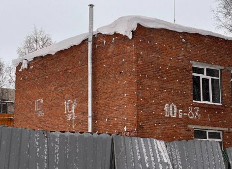Белые буквы на кирпичной стене