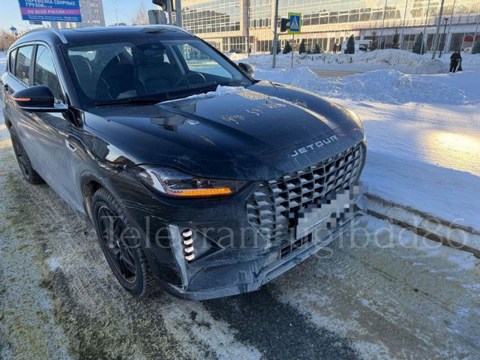 ​В Сургуте автомобиль проехал на красный сигнал светофора и сбил пенсионерку