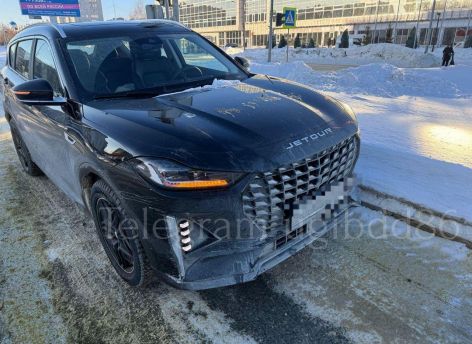​В Сургуте автомобиль проехал на красный сигнал светофора и сбил пенсионерку