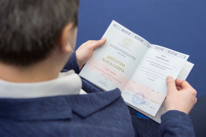 ​Люди без высшего образования живут меньше тех, кто получил диплом