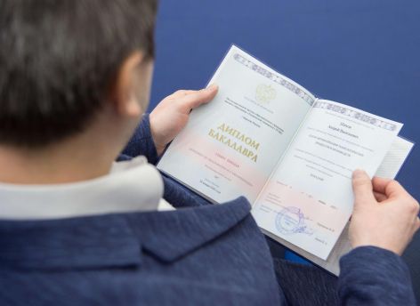 ​Люди без высшего образования живут меньше тех, кто получил диплом