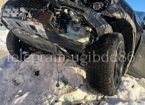 В Нижневартовске столкнулись Honda и Mercedes − пострадали дети