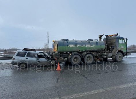 В Нефтеюганском районе столкнулись фура и легковушка