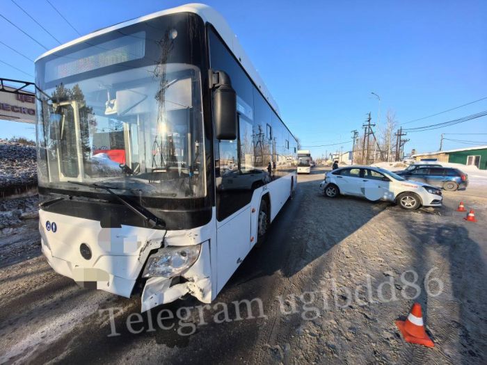 Водитель автобуса спровоцировал ДТП в Нижневартовске
