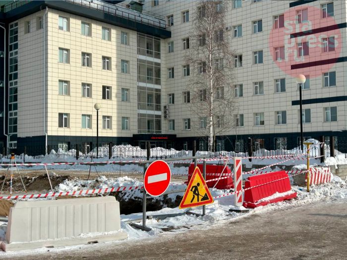 ​В Сургуте у поликлиники №4 продолжается строительство автопарковки на 219 мест