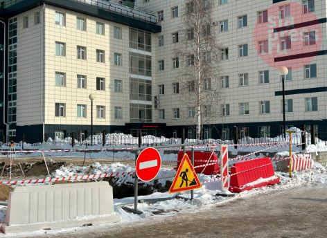 ​В Сургуте у поликлиники №4 продолжается строительство автопарковки на 219 мест