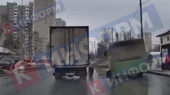 ​Развалюха на дороге: в Сургуте у пассажирского автобуса отлетели два колеса