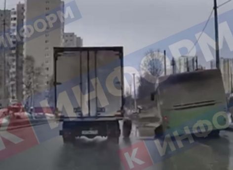 ​Развалюха на дороге: в Сургуте у пассажирского автобуса отлетели два колеса