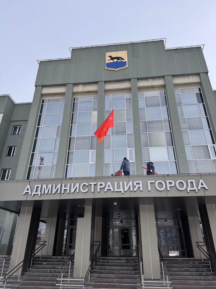 ​Здание администрации Сургута украсили в преддверии празднования 80-летия Победы // ФОТОФАКТ