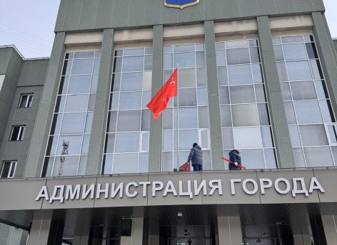 ​Здание администрации Сургута украсили в преддверии празднования 80-летия Победы // ФОТОФАКТ