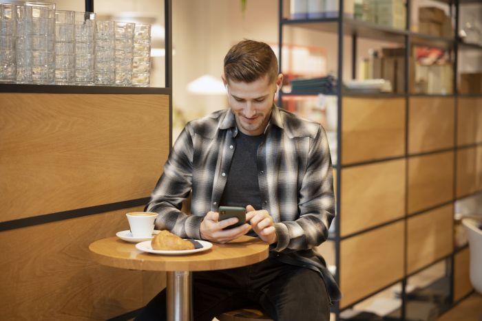 МВД: Wi-Fi и зарядки в общественных местах опасны