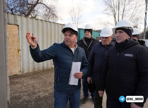 ​Александр Моор проинспектировал стройку новой поликлиники в Ишиме