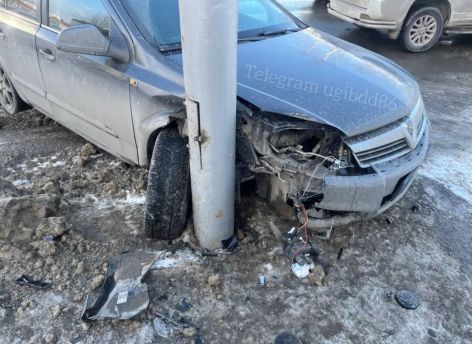 В Нижневартовске водитель «Opel» влетел в ЛЭП и столкнулся с иномаркой