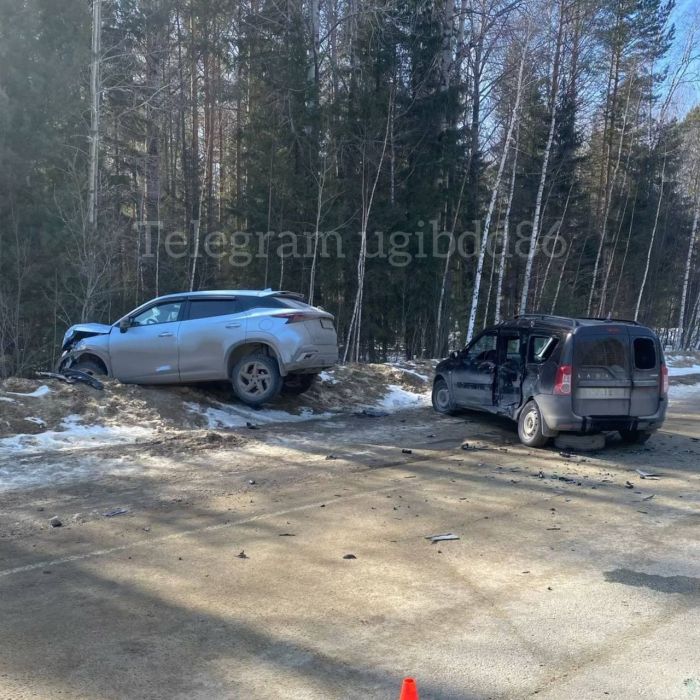 В ХМАО водитель неудачно развернулся и спровоцировал аварию