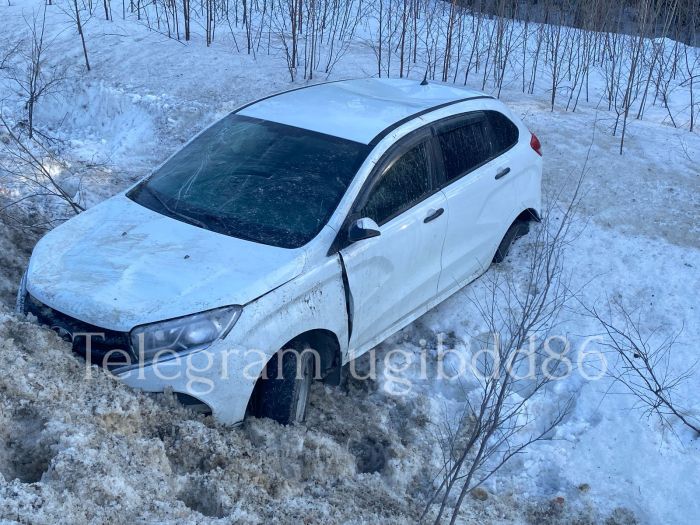 ​В ХМАО водитель легковушки не справился с управлением и съехал в кювет