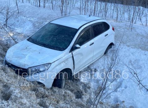 ​В ХМАО водитель легковушки не справился с управлением и съехал в кювет