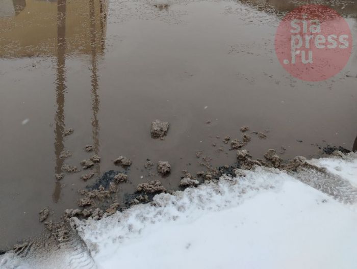 Талая вода опять течет не туда: коммунальщики Сургута ежедневно получают до десяти жалоб на лужи