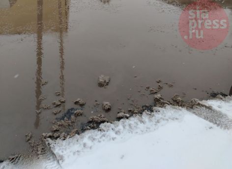 Талая вода опять течет не туда: коммунальщики Сургута ежедневно получают до десяти жалоб на лужи