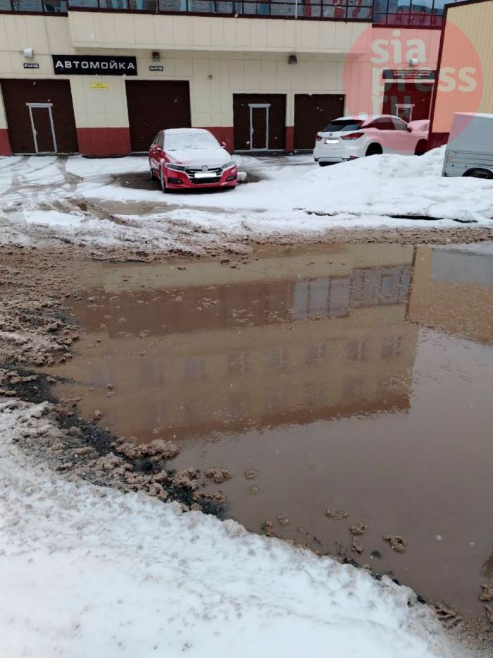 ​Ирония Сургута: глубокая лужа напротив автомойки // ФОТОФАКТ