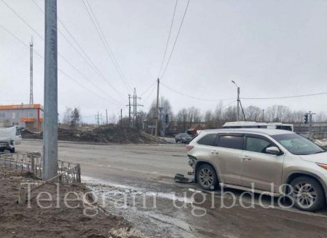 В Нижневартовске столкнулись «ВАЗ» и иномарка
