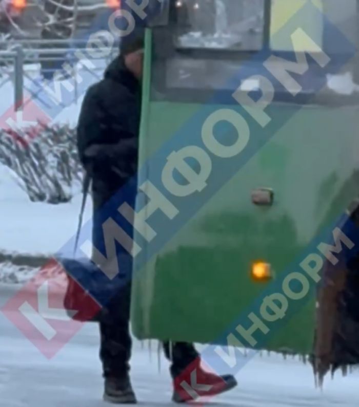 ​Дорожный конфликт: сургутянин не успел сесть в автобус, поэтому перегородил ему путь