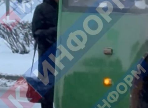 ​Дорожный конфликт: сургутянин не успел сесть в автобус, поэтому перегородил ему путь