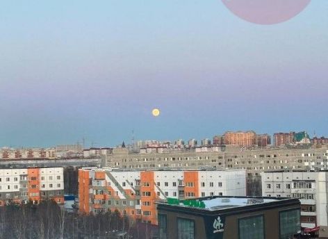 ​Над Сургутом взошла «Розовая Луна» // ФОТОФАКТ