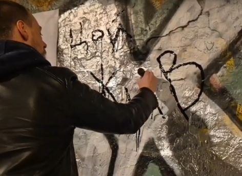 ​«Цой жив, Техник мертв»: фанаты «Кино» заклеили стену на Арбате после надписи о рэпере